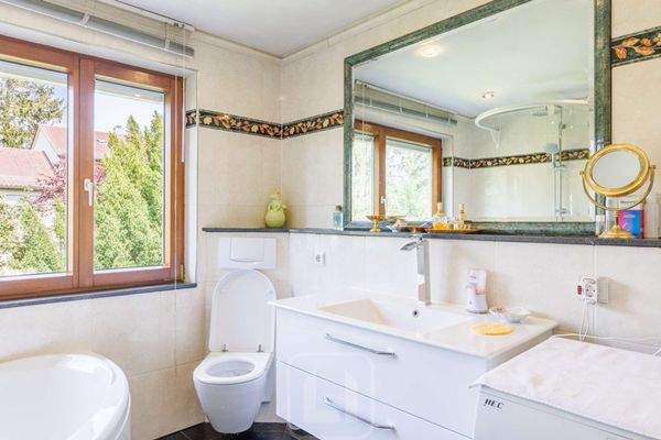 Tageslicht, WC und Waschbecken