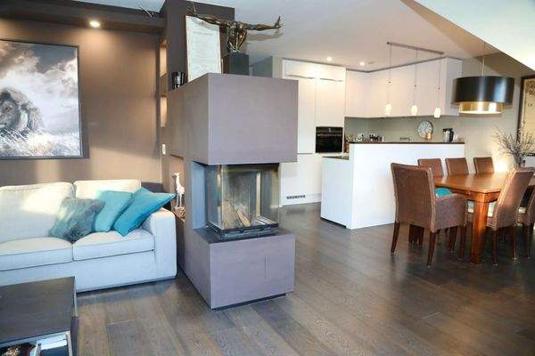 Wohnzimmer mit Kamin