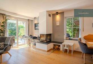 Wohnbereich mit Kamin und Terrassenzugang