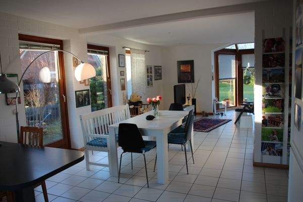 ESSECKE MIT BLICK IN DAS