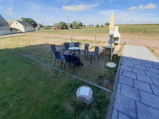 Am Hoteleingang Gartenseite