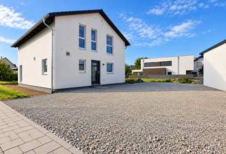 Aufgeschotterter Hof, ebenerdigeer Zugang, Genehmigung für Garage und Caport vorhanden!