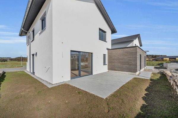 Ansicht Terrasse und Garten