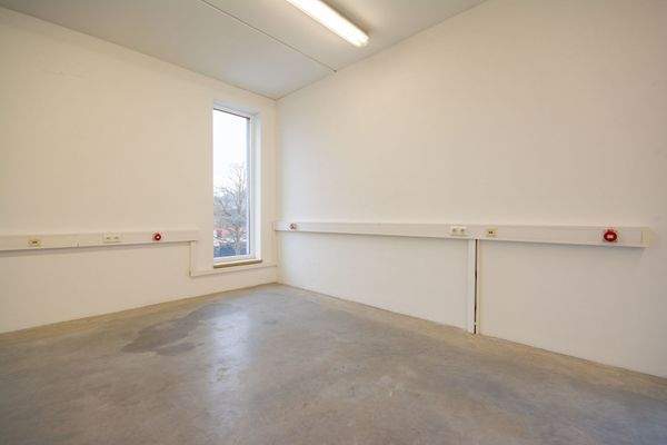 Starkstrom und IT-Infrastruktur vorhanden