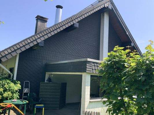 Westansicht mit Gartenlaube