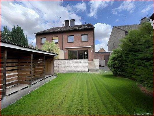 Rasenfläche + Holzunterstand + Holzhaus + Terrasse