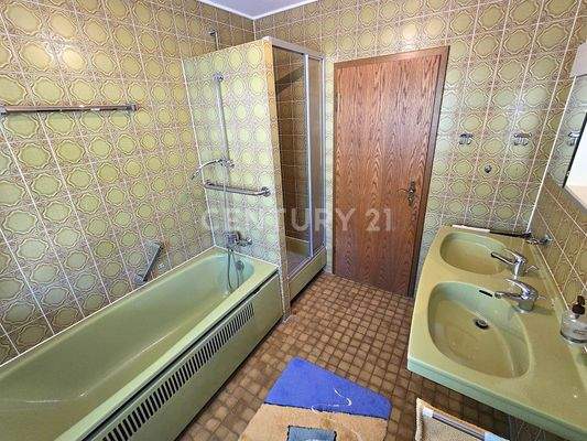 Tageslichtbadezimmer mit Wanne, Dusche und Doppelwaschtisch