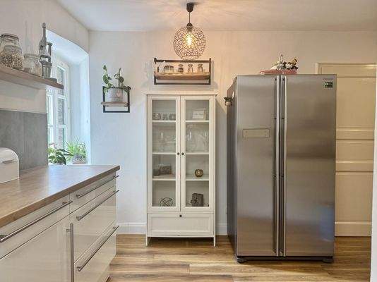 Küche zum Fenster und Kühlschrank