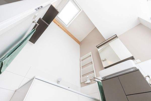 016_85 m_ Lebensfreude Bad Dachfenster