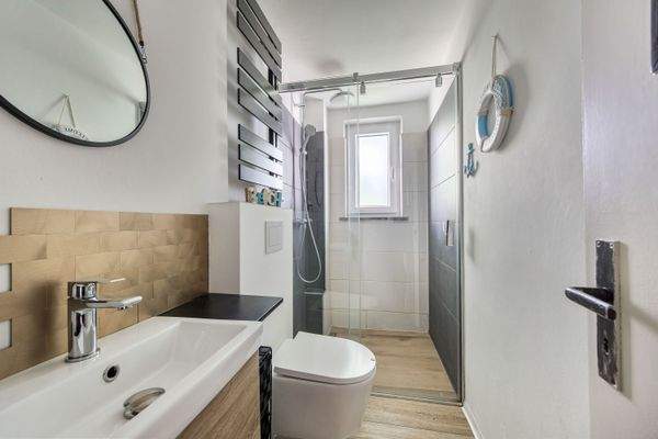 Weiteres Duschbad mit WC und Tageslichtfenster