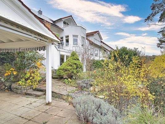 Überdachte Terrasse und Gartenbereich