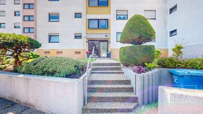 Hausansicht - Treppe zum Hauseingang