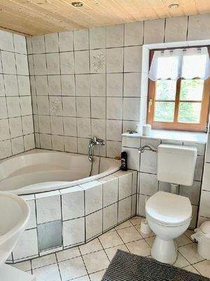 Bad mit Wanne im OG