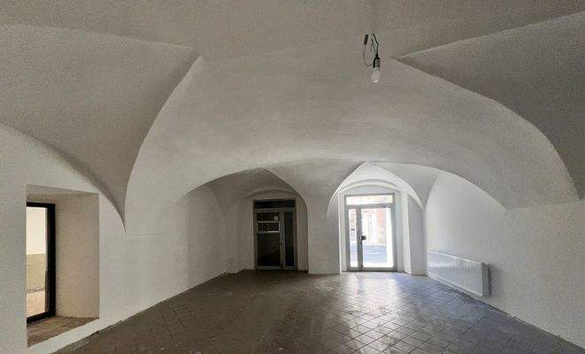 geräumiger Verkaufs- Gewerbebereich