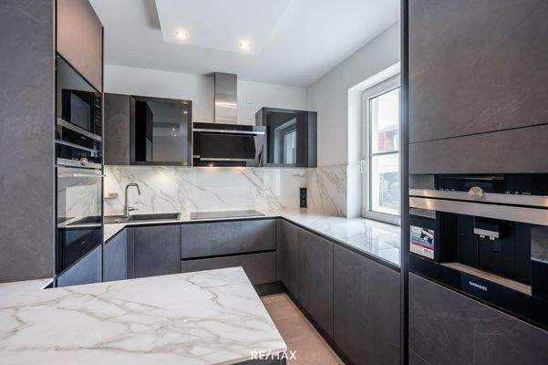 geschmackvolle Küche mit Geräten