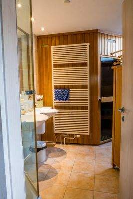 DG - Whg. 2 - Bad mit Sauna 8283.jpg