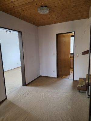 Flur im Obergeschoss mit Blick ins Bad und Kinder-/Gästezimmer/Büro 1