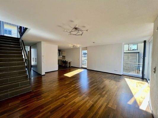 Lichtdurchfluteter Wohn-/Essbereich mit Treppenauf