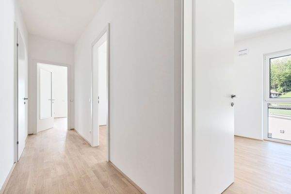 Großzügiger Flur mit Zugang zu allen Räumen