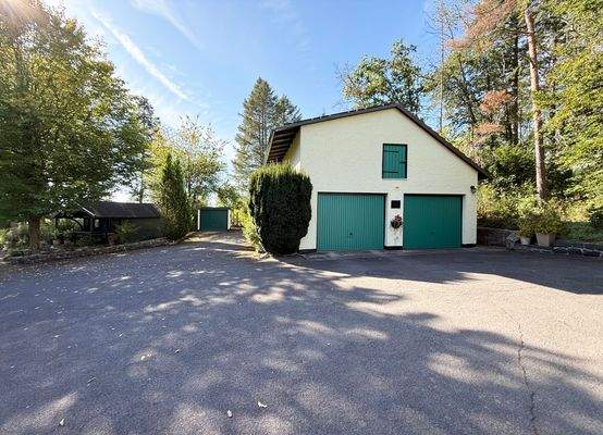 Außenbereich: Garagen, Werkstatt und Stellplätze