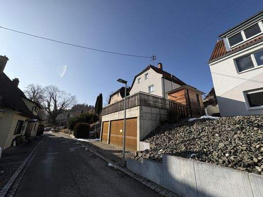 Eingangsbereich mit großer Garage