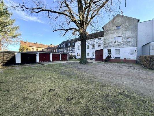 Innenhof mit Garagen