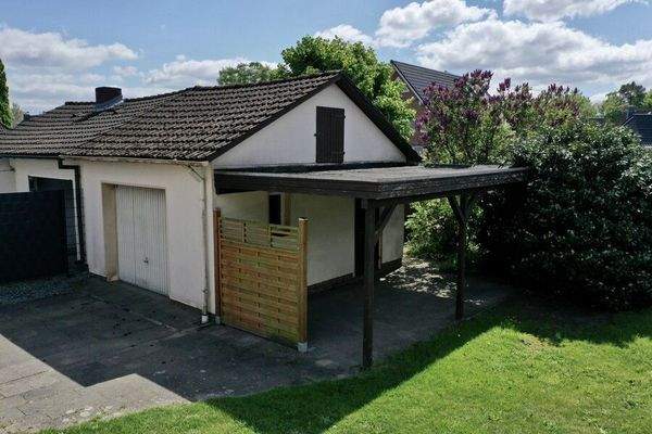 Garage mit Terrassenüberdachung / Carport