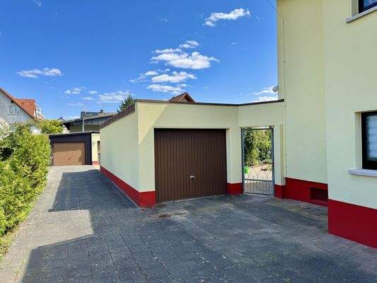 Hof mit 3 Garagen