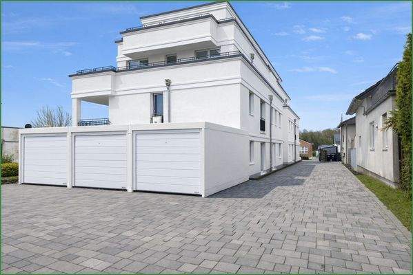 Front mit 3 Garagen fertig gepflaster - KI