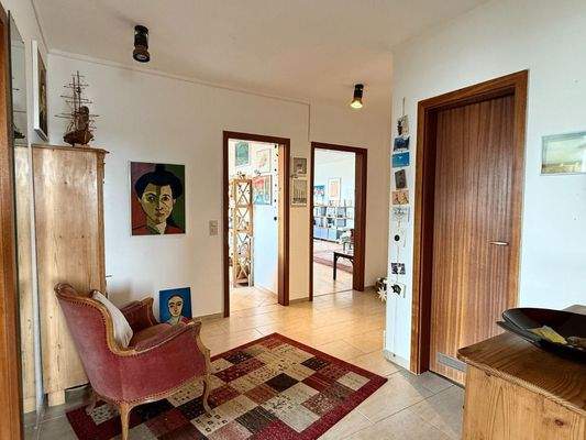 Flur mit Zugang Küche und Wohnzimmer