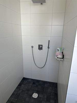 OG  Bad mit ebenerdiger Dusche