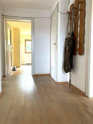 20 Flur DG Blick Richtung Arbeitszimmer.JPEG