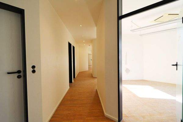 Flur mit Zugang zu den Räumen