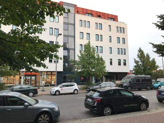 Mehrfamilienhaus mit Geschäften