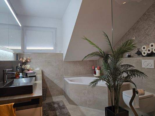 Bad mit Badewanne, Regendusche, Doppelwaschbecken und WC