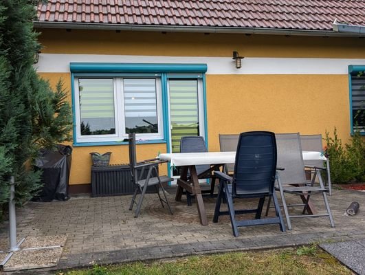 Hinteransicht mit Terrasse