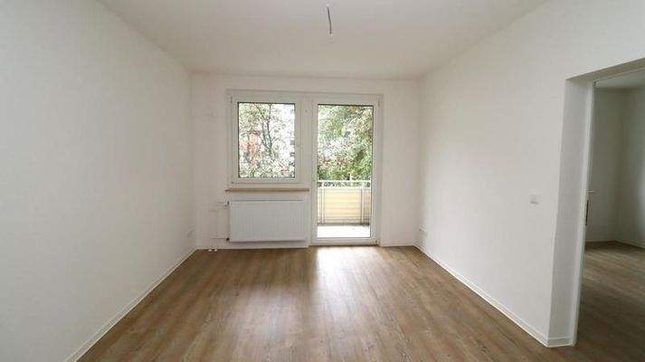 Wohnzimmer mit Balkon