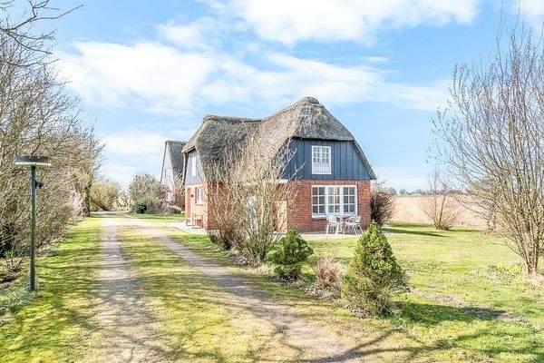 Zufahrt zum Wohn- und Gästehaus