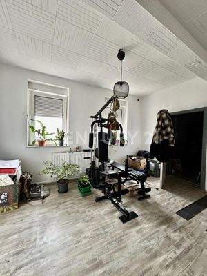 Hobbyraum Wohnung links