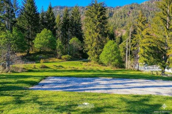 Blick auf das Grundstück mit Terrasse