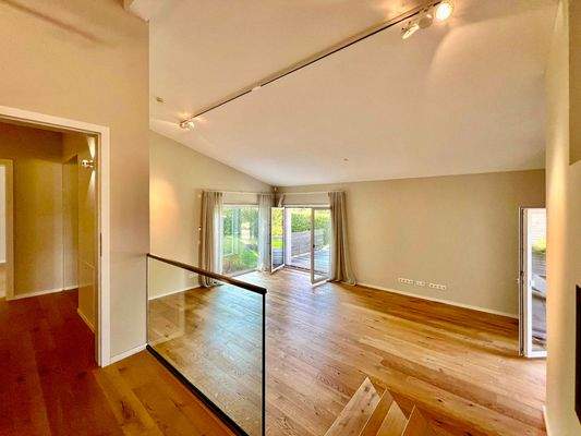 EG: drei Stufen führen ins Wohnzimmer ..