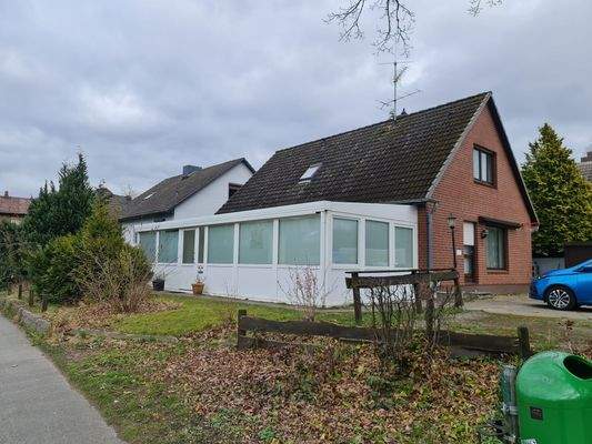 Hausansicht mit Wintergarten