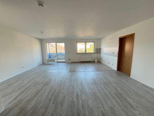 Wohnzimmer mit offener Küche