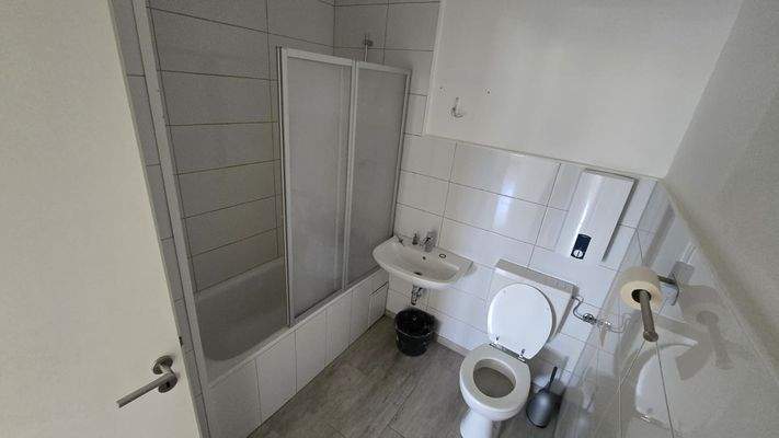 Helles Badezimmer mit Wanne