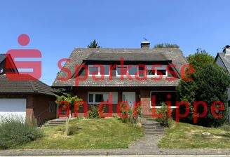 Frontansicht mit Eingang zur EG-Wohnung