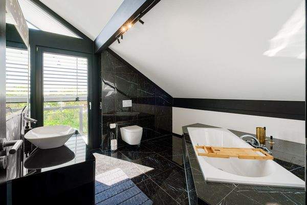 Masterbad mit Balkonzugang