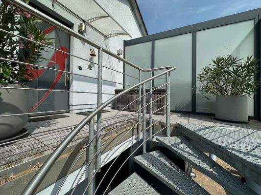 Treppenaufgang zur Ferienwohnung im OG