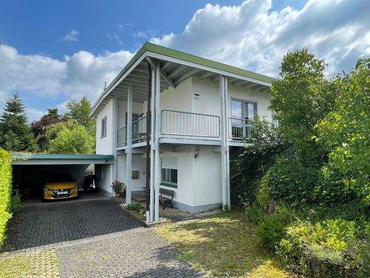 Hauszugang mit Carport