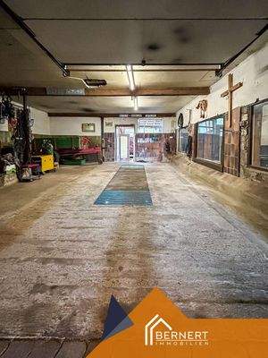 Garagenhalle mit Grube