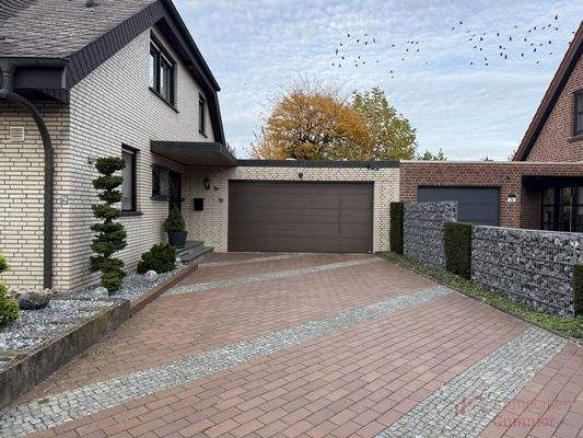 Einfahrt mit Doppelgarage